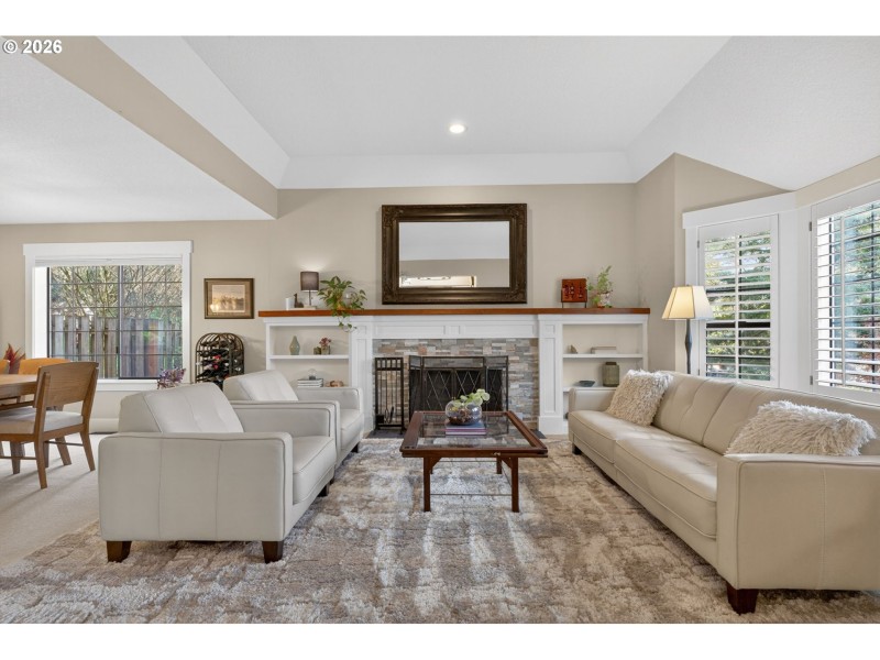 Living Room/Entrance