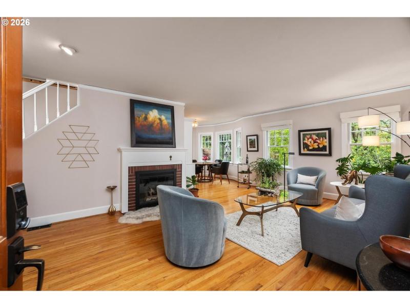 Living Room/Entrance