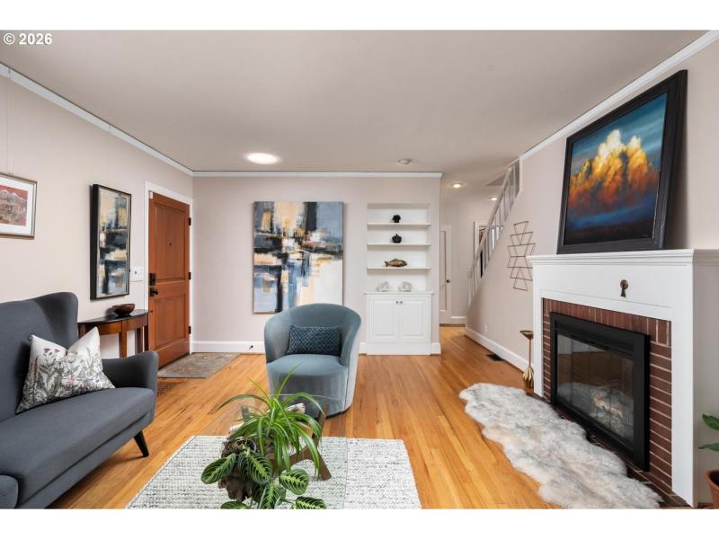 Living Room/Entrance