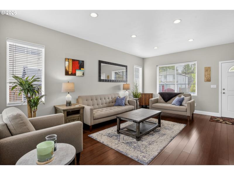 Living Room/Entrance