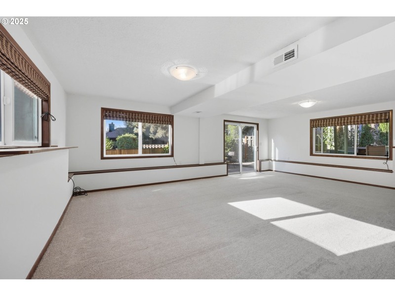 Living Room/Entrance