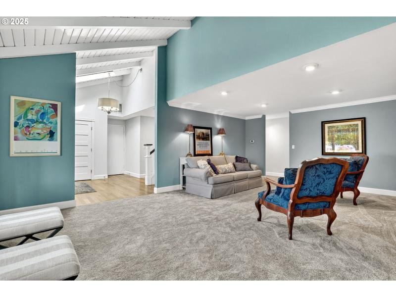 Living Room/Entrance