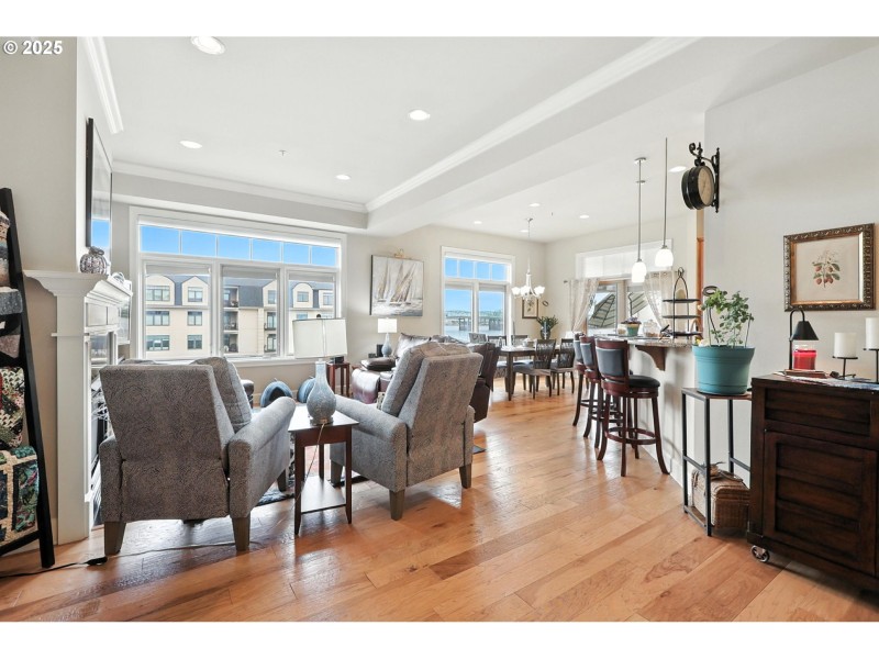 Living Room/Entrance