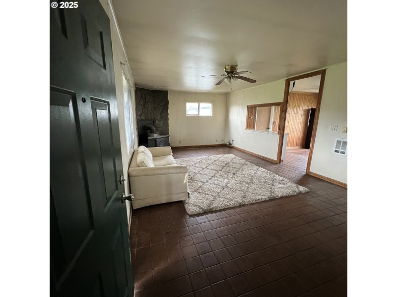 Living Room/Entrance