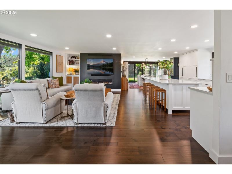 Living Room/Entrance