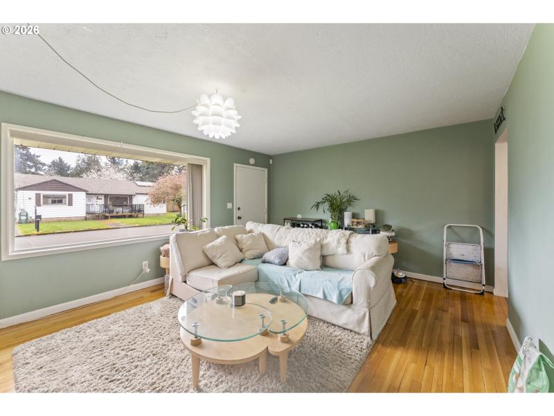 Living Room/Entrance