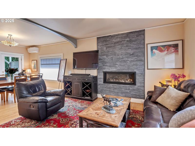 Living Room/Entrance