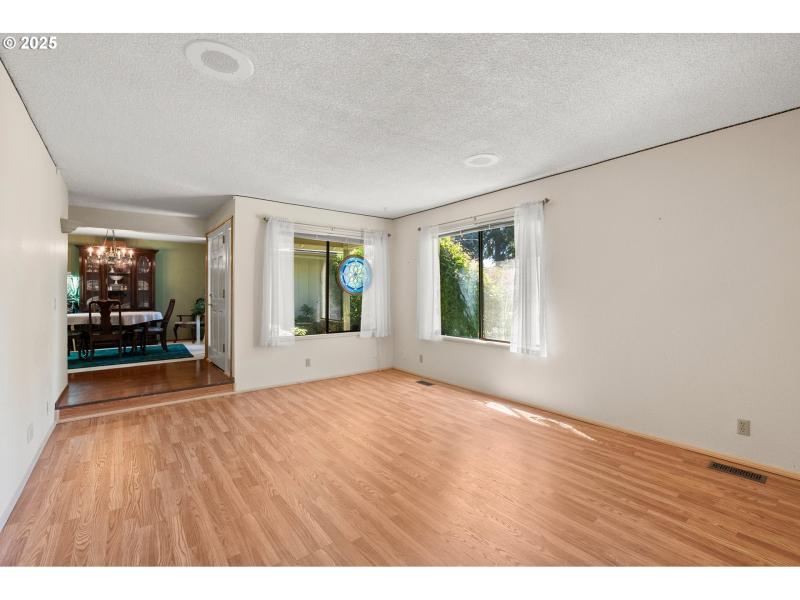 Living Room/Entrance