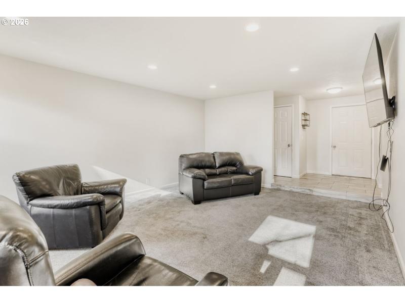 Living Room/Entrance