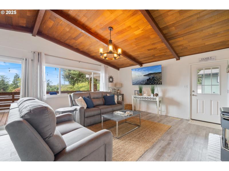 Living Room/Entrance