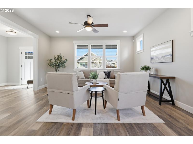 Living Room/Entrance