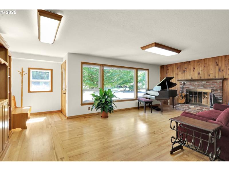 Living Room/Entrance