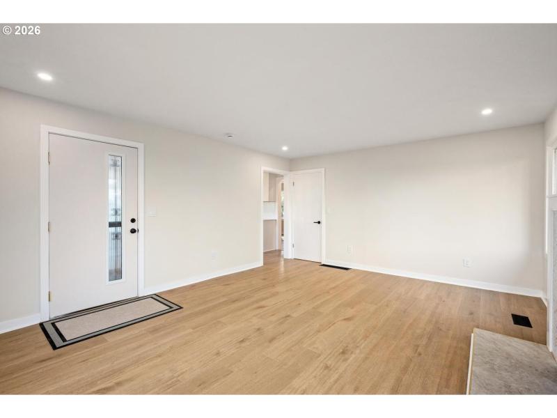 Living Room/Entrance