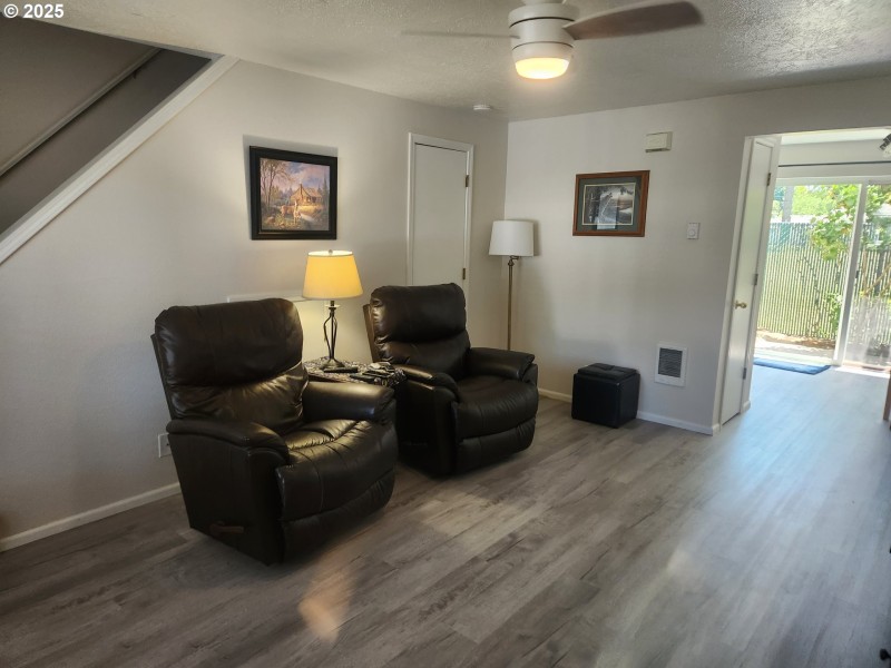 Living Room/Entrance
