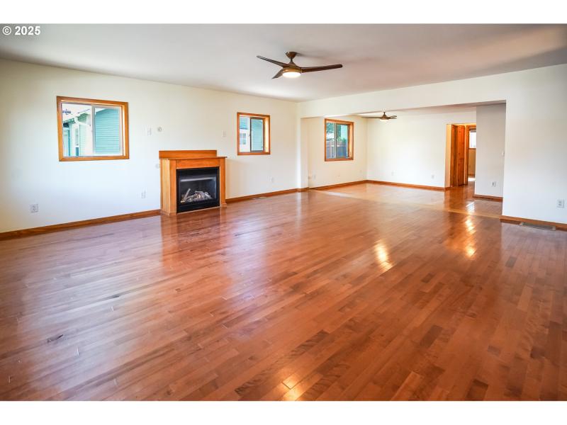 Living Room/Entrance