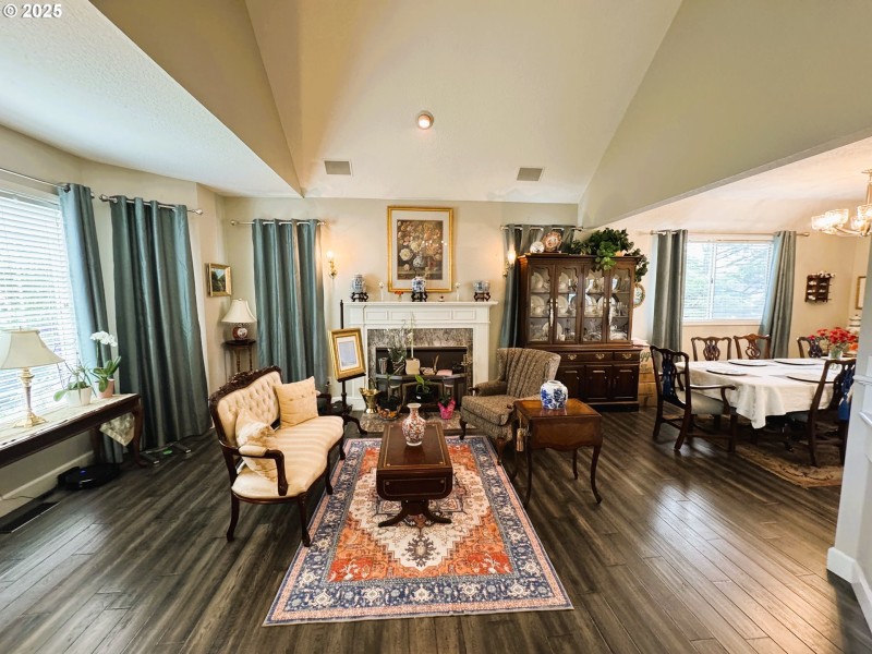 Living Room/Entrance