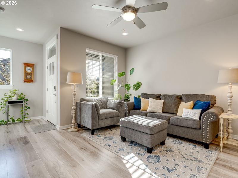 Living Room/Entrance