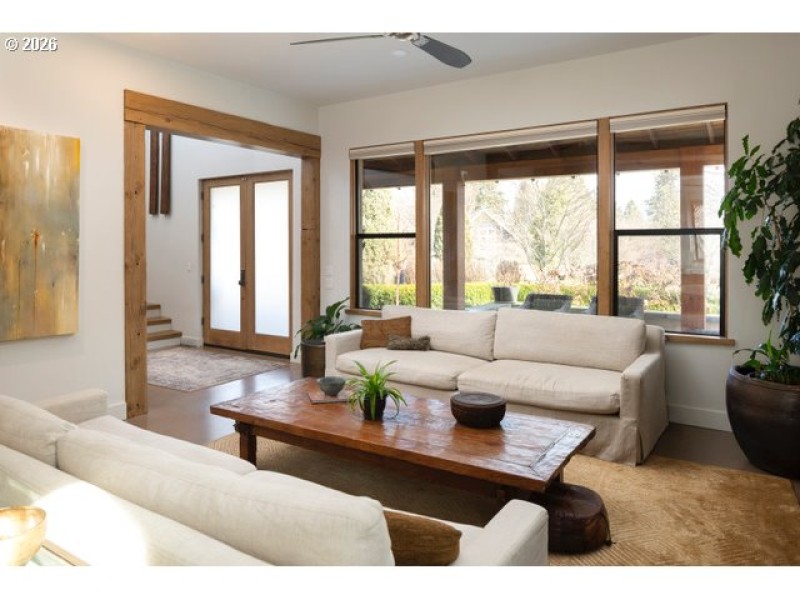 Living Room/Entrance