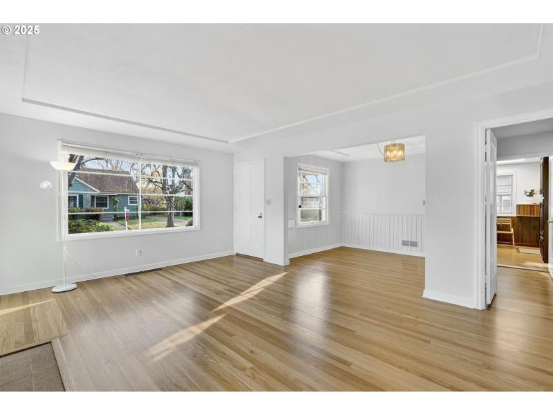 Living Room/Entrance