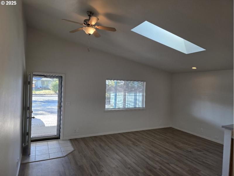 Living Room/Entrance