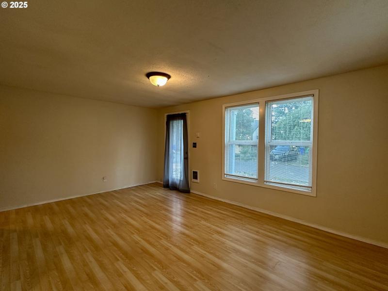 Living Room/Entrance