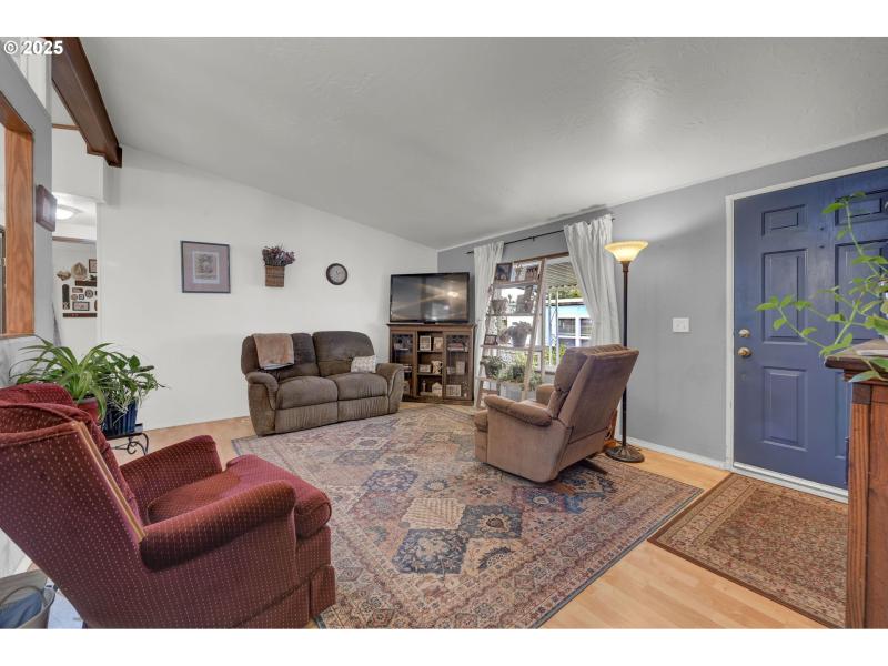 Living Room/Entrance