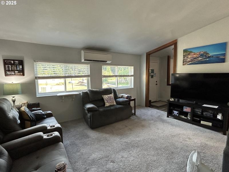 Living Room/Entrance