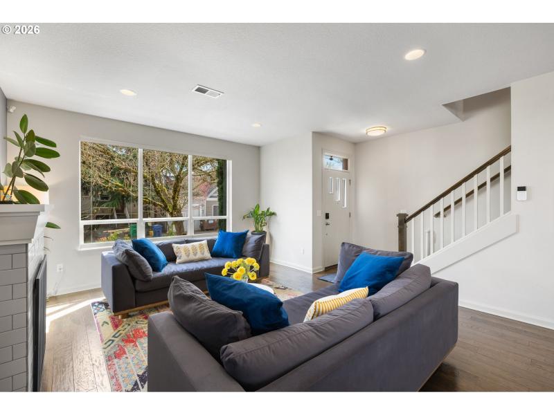 Living Room/Entrance