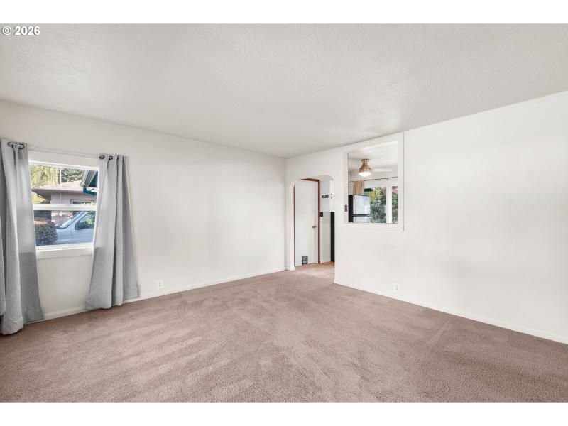 Living Room/Entrance