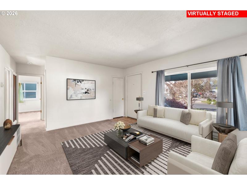 Living Room/Entrance