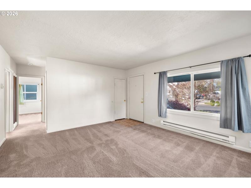 Living Room/Entrance