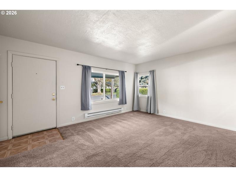 Living Room/Entrance