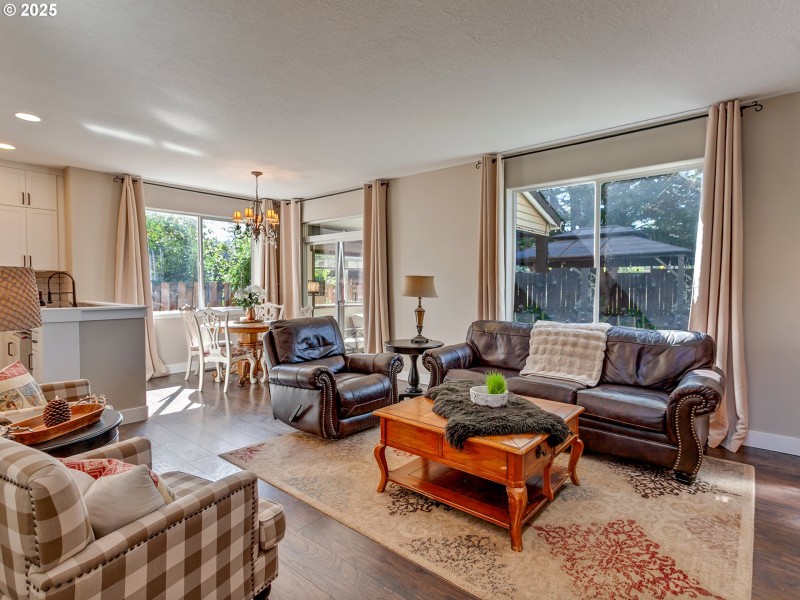 Living Room/Entrance