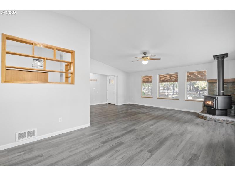 Living Room/Entrance