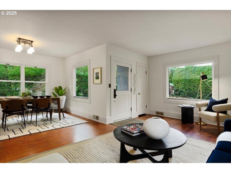 Living Room/Entrance