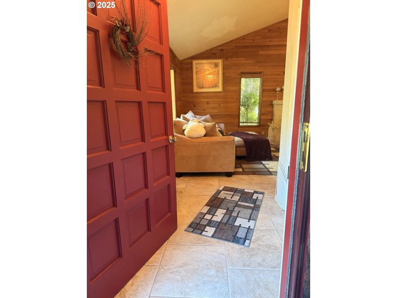 Living Room/Entrance