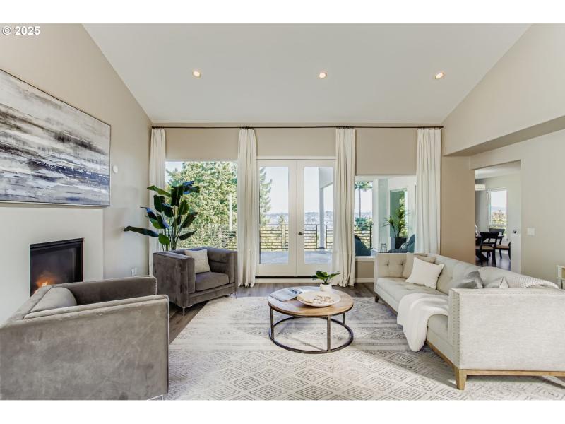 Living Room/Entrance