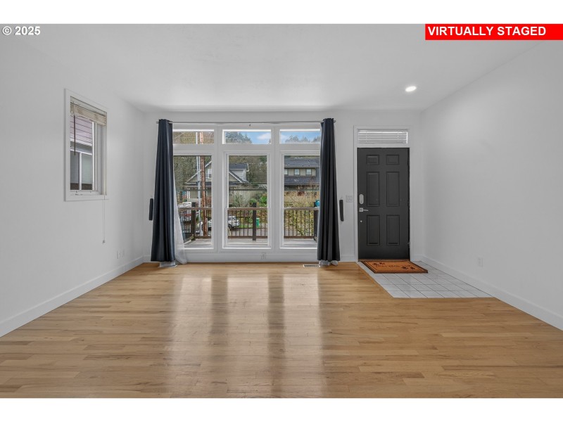 Living Room/Entrance