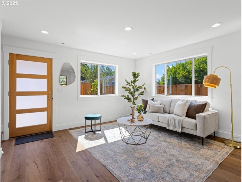 Living Room/Entrance