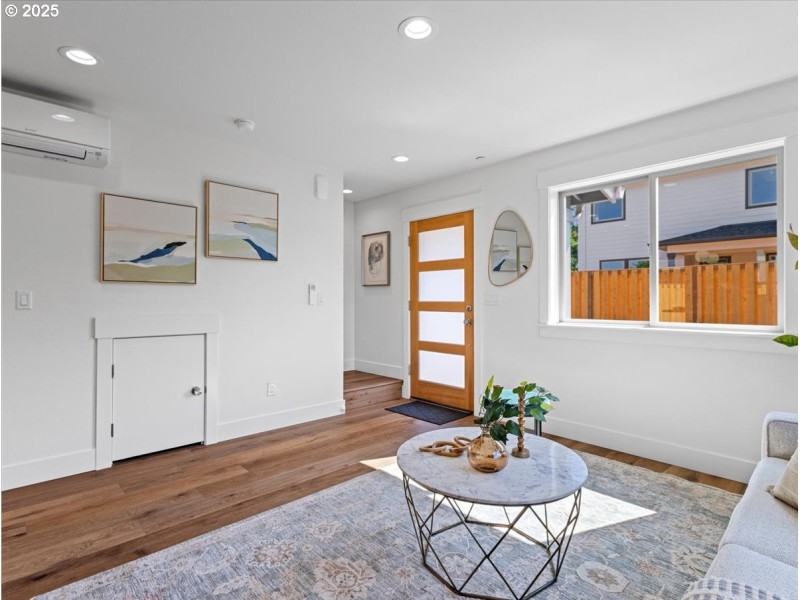 Living Room/Entrance