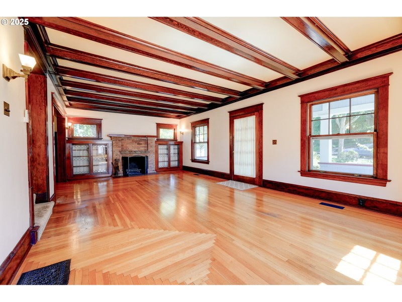 Living Room/Entrance