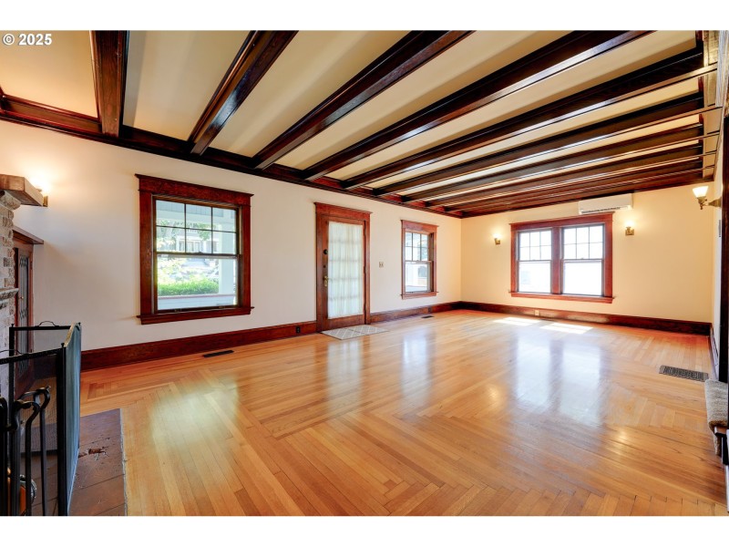 Living Room/Entrance