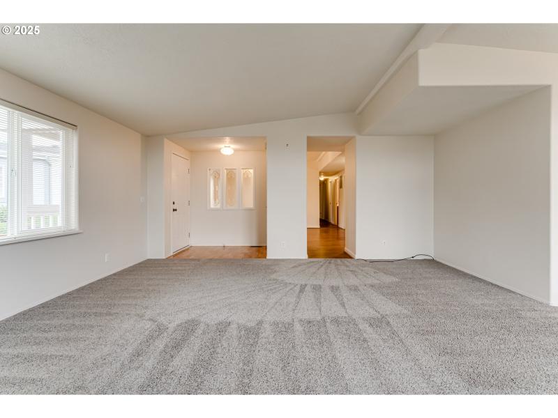 Living Room/Entrance