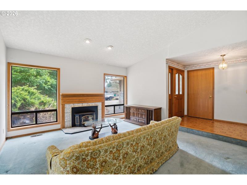 Living Room/Entrance