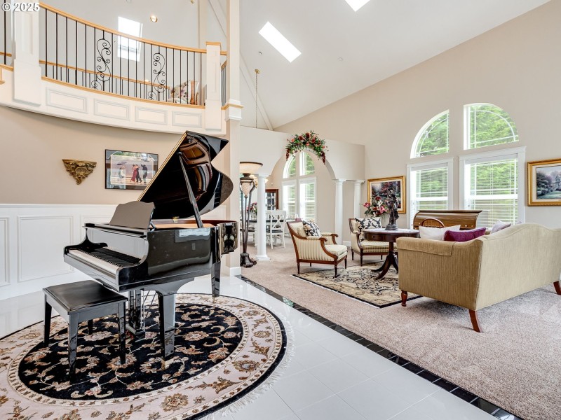 Living Room/Entrance