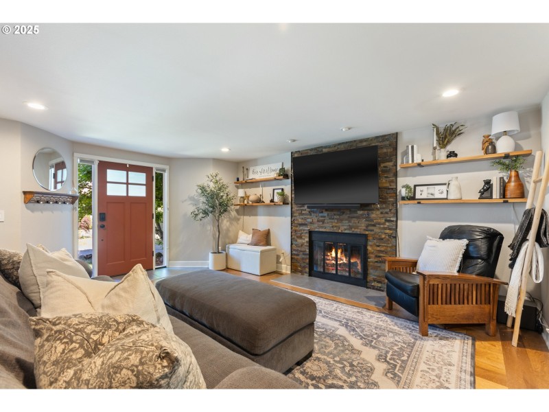 Living Room/Entrance