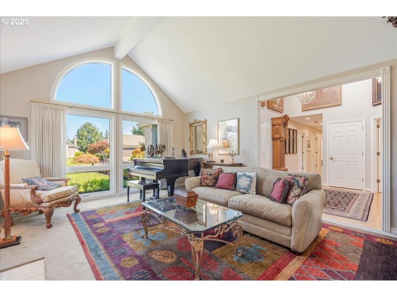 Living Room/Entrance