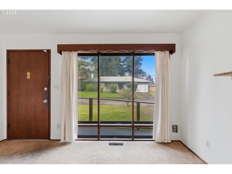 Living Room/Entrance