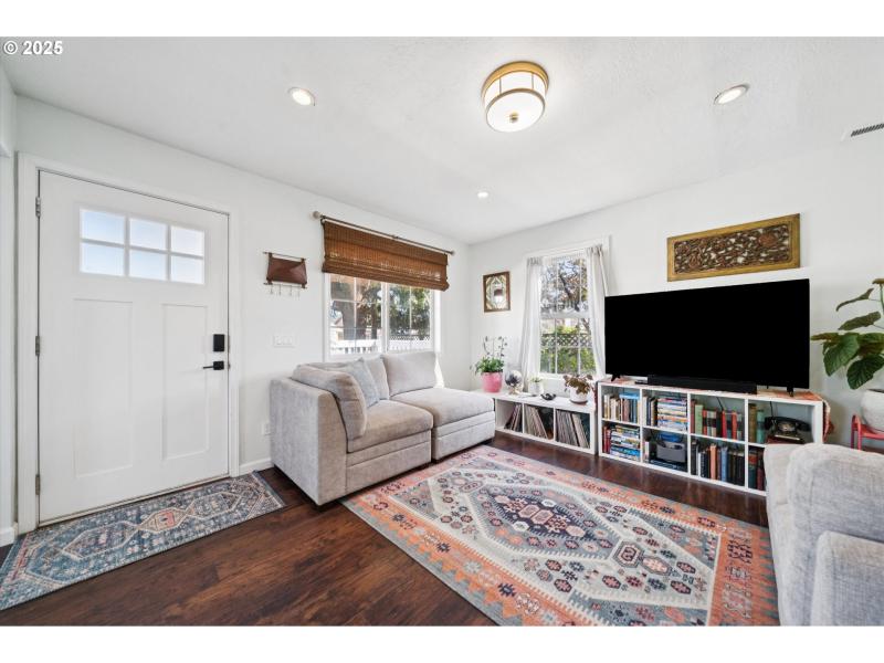 Living Room/Entrance