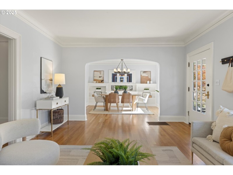 Living Room/Entrance